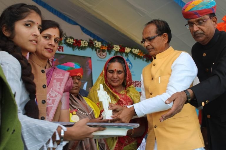 किसान गौरव सम्मेलन : मुख्यमंत्री खेत सड़क योजना से हर किसान के खेत में बनेगी सड़क