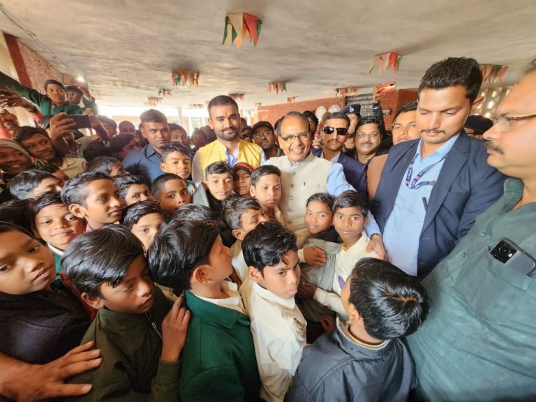 अचानक चुरहट स्कूल पहुंचे शिवराज, मामा को देखकर गदगद हुए बच्चे