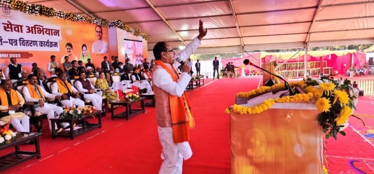 शिवपुरी में लगी शिवराज की ‘जनता अदालत’, दो अधिकारी सस्पेंड