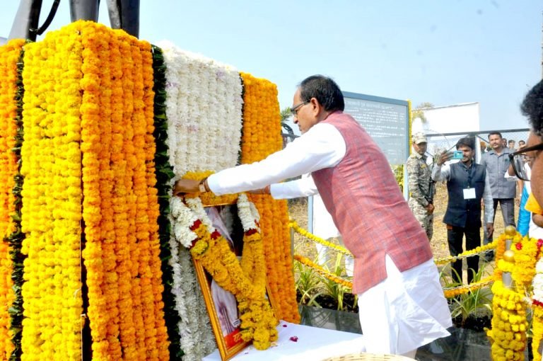 मुख्यमंत्री श्री चौहान ने जननायक टंट्या मामा के बलिदान दिवस पर श्रद्धासुमन अर्पित किए