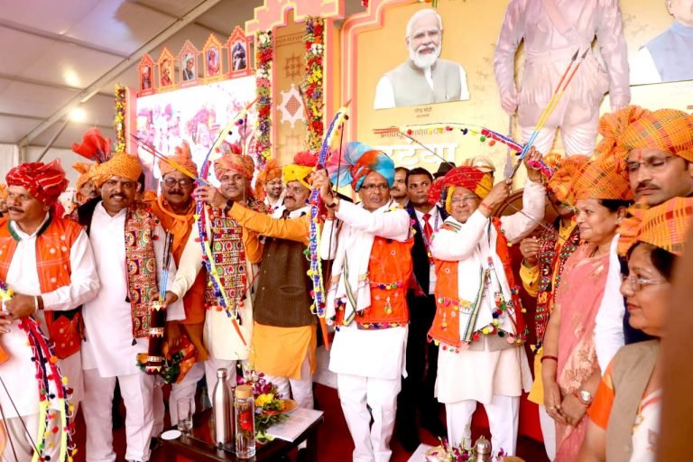 मुख्यमंत्री चौहान को इंदौर टंट्या मामा के बलिदान दिवस पर प्रतीक स्वरूप धनुषबाण भेंट किया