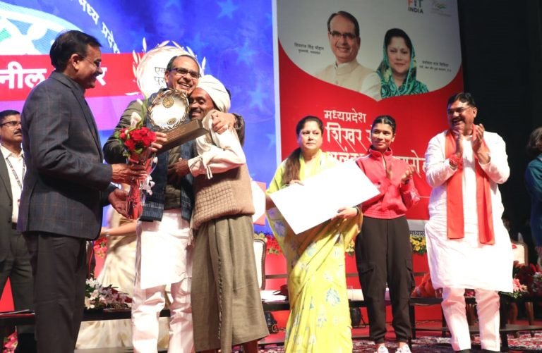 MP खेलों में भी बनेगा नम्बर 1, मुख्यमंत्री शिवराज सिंह चौहान ने बांटे खेल अलंकरण