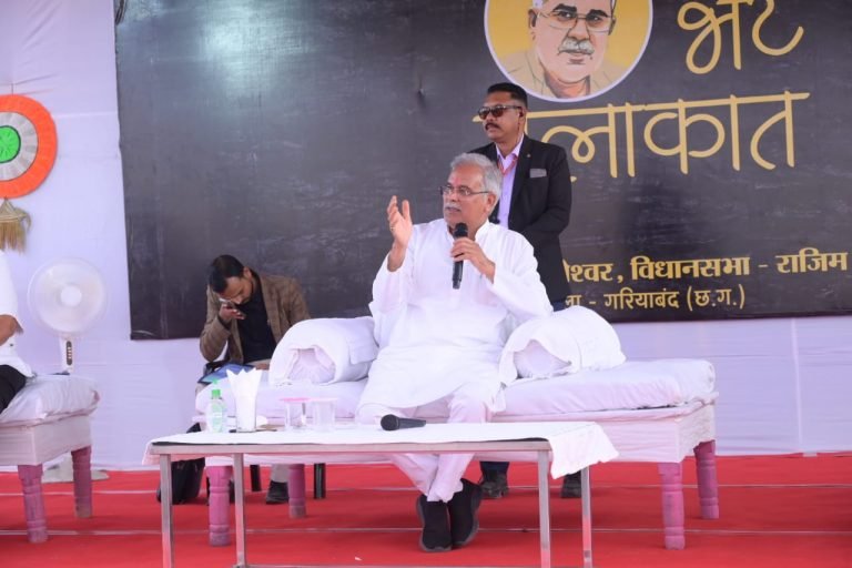 मुख्यमंत्री भूपेश बघेल ने की भेंट मुलाकात, लोगों से की वार्ता