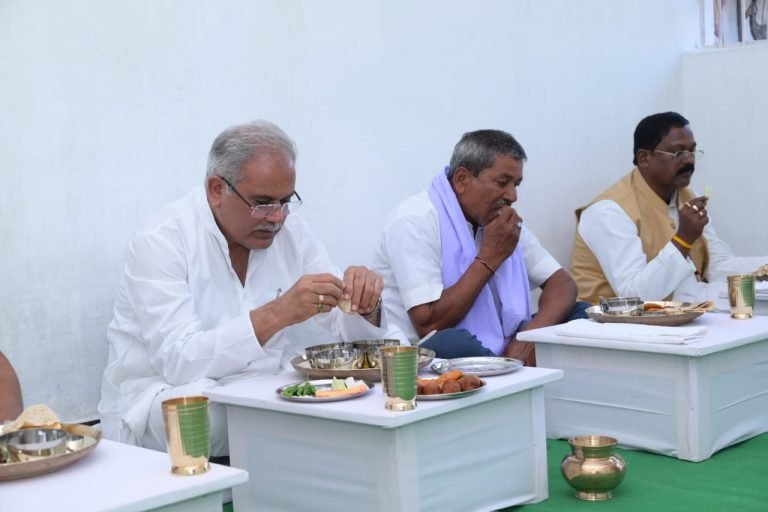 भूपेश बघेल ने फिंगेश्वर के किसान बिसेलाल साहू के घर भोजन किया