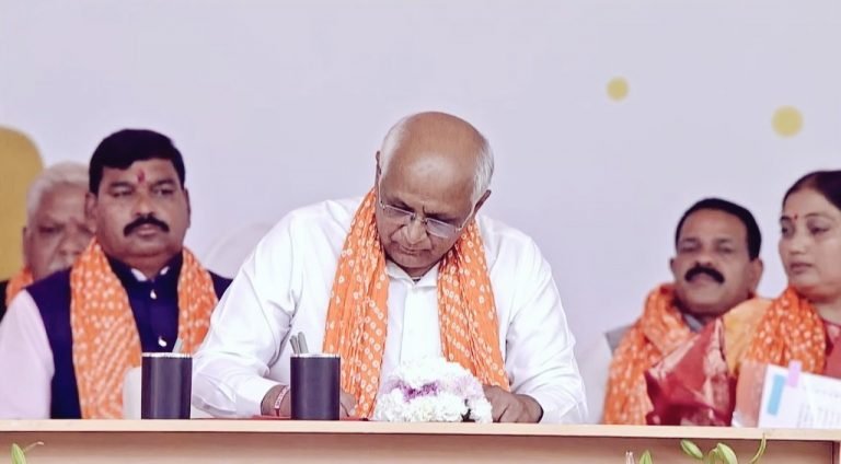 गुजरात के शपथ ग्रहण में पहुंचे सीएम, मुख्यमंत्री पद की शपथ लेने पर बधाई दी