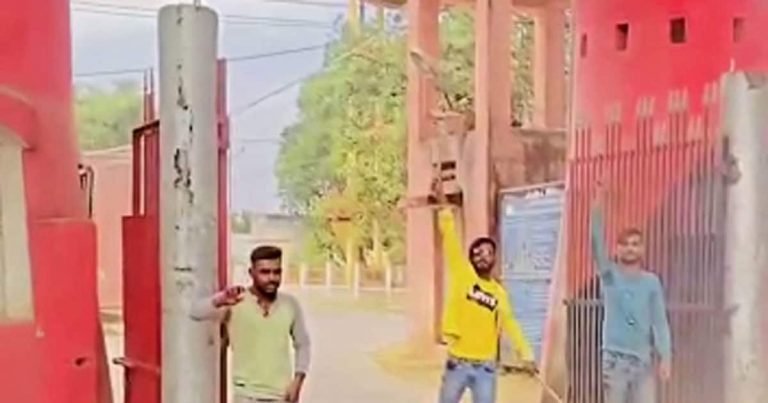 तीन दोस्तों को पुलिस ने भेजा जेल, सेंट्रल जेल के सामने तलवार लहराकर बनाया था वीडियो