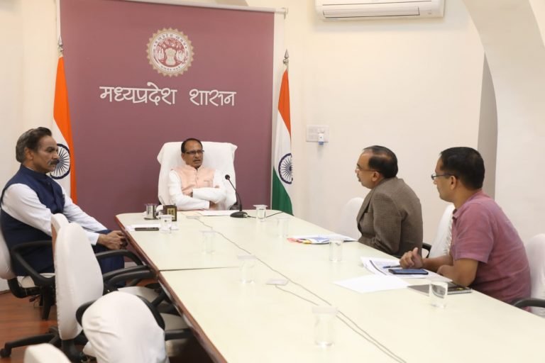 एम पी में कोविड अलर्ट : सीएम शिवराज ने बुलाई बैठक