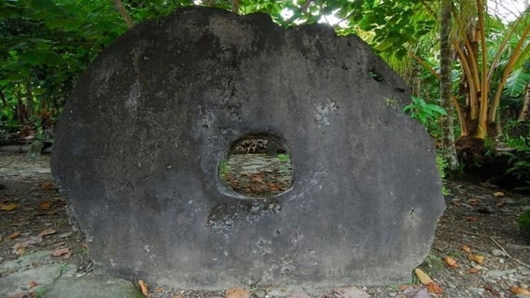 Stone Currency in yap island rai, pacific ocean, viral news | Stone Currency: यहां नोट-सिक्के नहीं चलती है पत्थर की करेंसी! 21वीं सदी में भी हैं इतने बुरे हालात