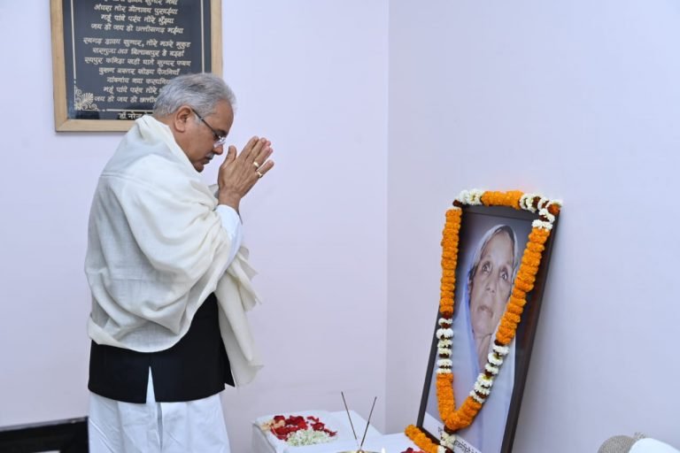 मुख्यमंत्री भूपेश बघेल ने समाज सेविका पद्मश्री राजमोहिनी को अर्पित की श्रद्धांजलि