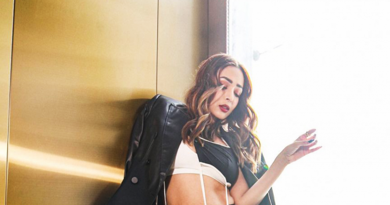 अरहान खान की मम्मी मलाइका अरोड़ा का ये फोटोशूट देखा क्या आपने, कपड़ों से नहीं हटेगी नजर – malaika arora looks stunning in black and white outfit crop top with tights in latest photoshoot