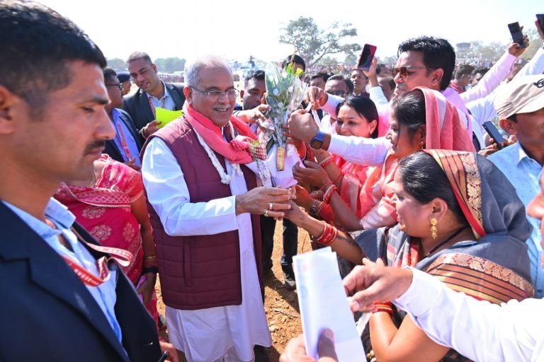 मुख्यमंत्री भूपेश बघेल भेंट-मुलाकात के लिए धमतरी जिले के सिहावा विधानसभा के ग्राम खिसोरा पहुंचे