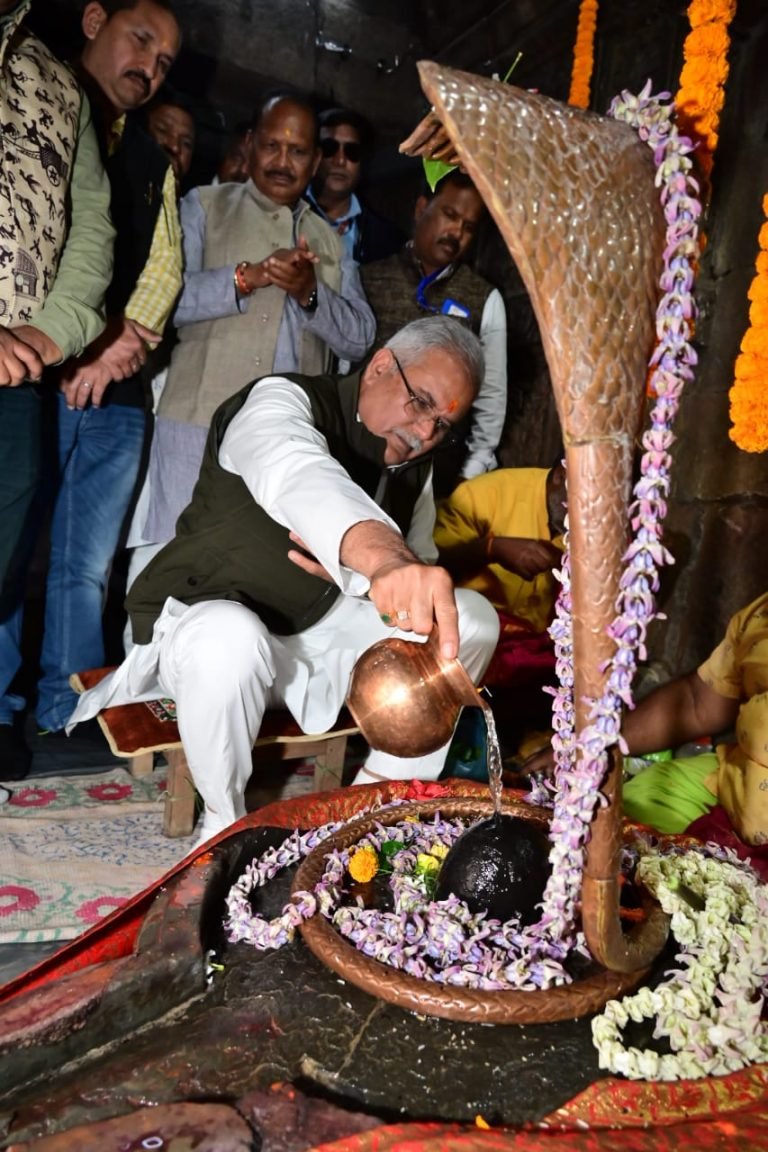 प्राचीनतम महादेव मंदिर पाली के गर्भगृह में स्थापित शिवलिंग पर 108 बेलपत्र अर्पित कर मुख्यमंत्री ने की प्रदेश के सुख-समृद्धि की कामना की
