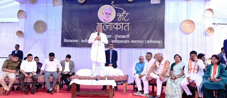 जनता के बीच जाकर योजनाओं की जमीनी हकीकत जानते हैं भूपेश बघेल