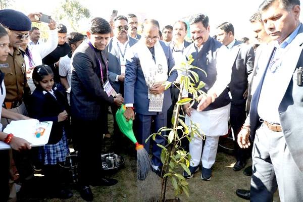 मुख्यमंत्री चौहान ने इंदौर के नमो ग्लोबल गार्डन में रूद्राक्ष का पौधा लगाया