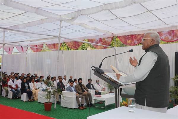 दवाइयों के साथ ही पोषक आहार का भी नियमित सेवन करें : राज्यपाल