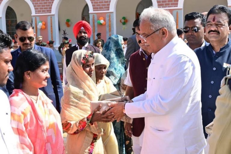 छत्तीसगढ़ सरकार पीड़ितों के साथ : प्राकृतिक आपदा पीड़ितों के वारिसों को दे रही सहायता