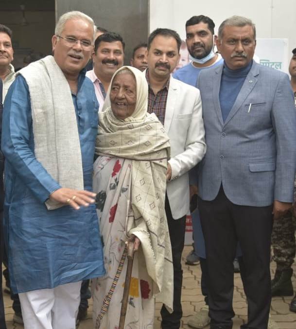 वयोवृद्ध सेवाभावी सिंधु ताई से मिलने पहुंचे मुख्यमंत्री भूपेश बघेल