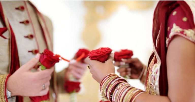 अनोखी परंपरा: यहां शादी में अग्नि को नहीं, पानी को साक्षी मानकर पूरी होती हैं रस्‍में, दूल्‍हा-दुल्‍हन ही नहीं पूरा गांव लेता है फेरे