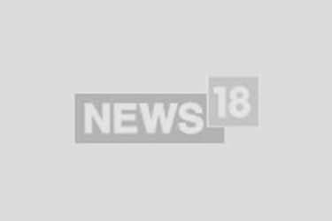 
वन्देभारत एक्सप्रेस ट्रेन के अंदर केटरिंग का काम करने वाला कर्मचारी सीसीटीवी कैमरे में कागज लगाकर सिगरेट पीता था. 
