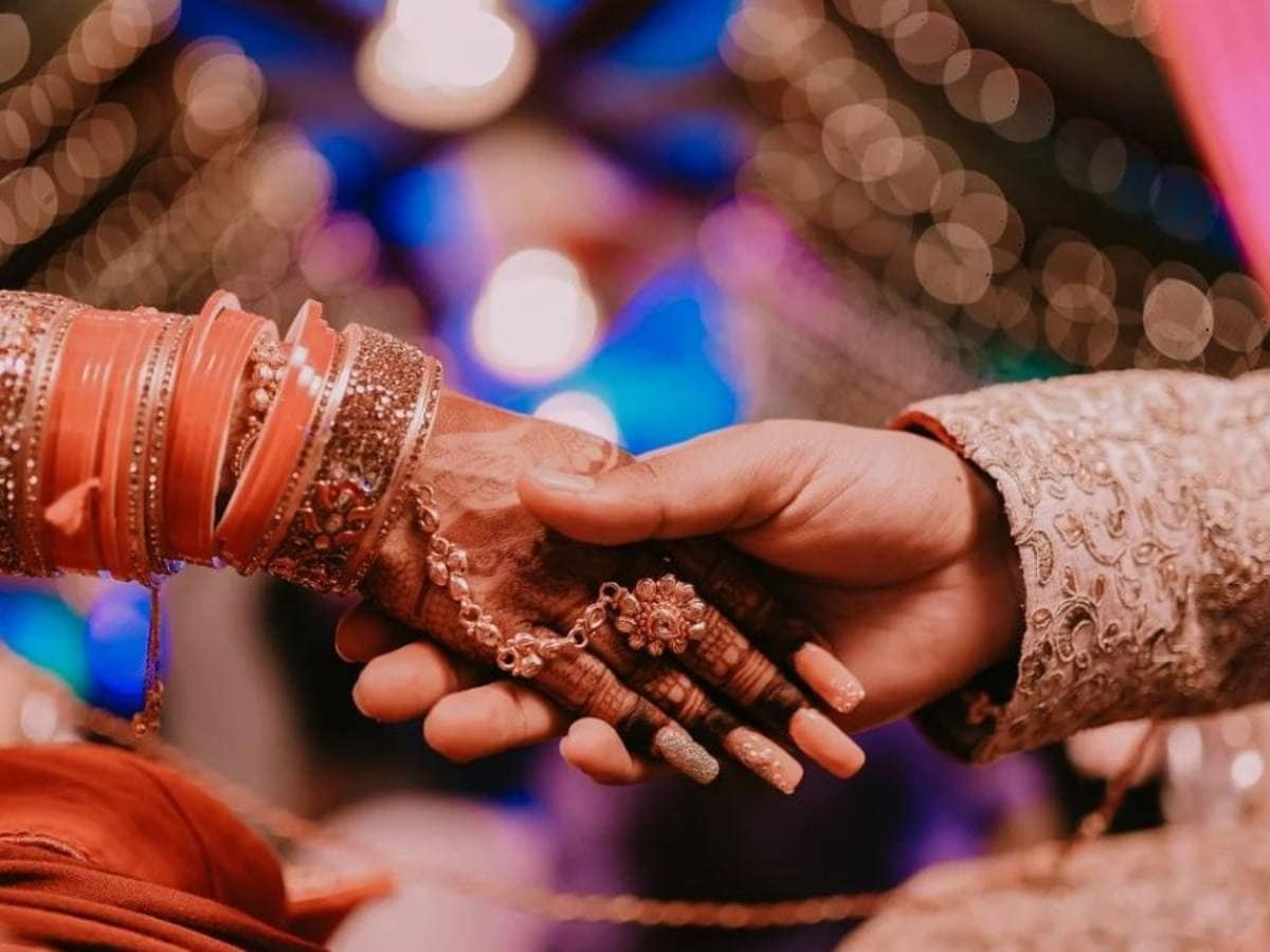 Bride Groom News, Bastar News, Chhattisgarh News, Tribal Culture in India, Dhurwa Samaj Wedding, Unique Weddings in Bastar, Chhattisgarh Hindi News, Chhindwara,बस्तर में शादी की अनोखी परंपरा, छत्तीसगढ़ के आदिवासी समाज, आदिवासी संस्कृति में शादी, धुरवा समाज में पानी को साक्षी मानकर होती है शादी, बस्तर की अनोखी शादी, छत्तीसगढ़ न्यूज, first time in Bastar district, Dhurva society organizes mass marriage