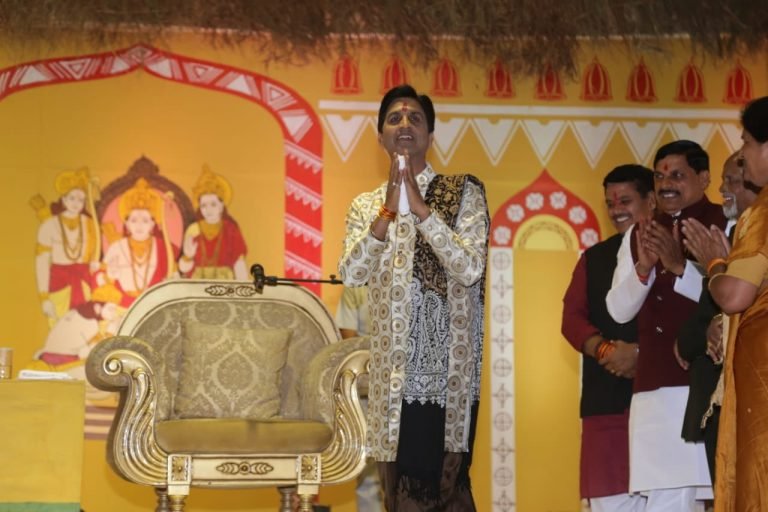 संघ अपढ़, वामपंथी कुपढ़ हैं, सांसद, मंत्री के सामने कुमार विश्वास ने ये क्या कह दिया