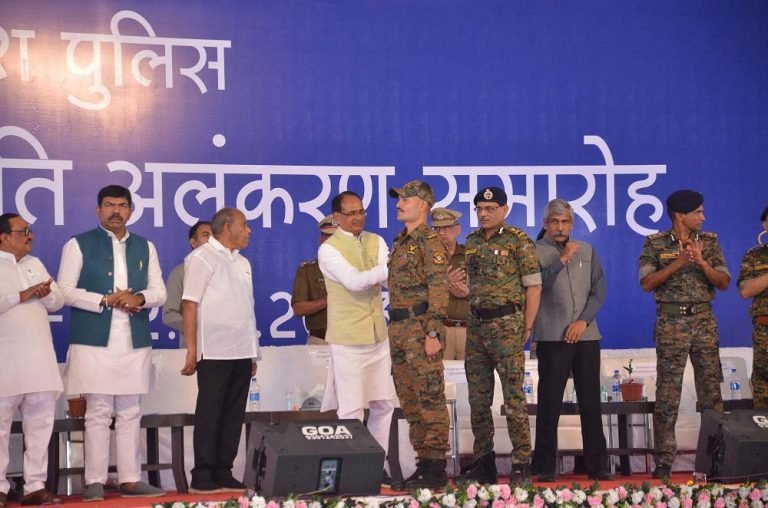 नक्सलियों को नेस्तनाबूद करने वाले जवानों की वीरता का शिवराज ने किया सम्मान