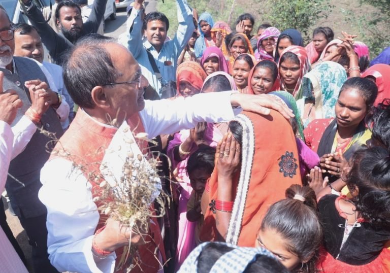 डुकरी बहना ने किया सवाल, सुनकर हंस पड़े भैया शिवराज…जानें क्या है मामला
