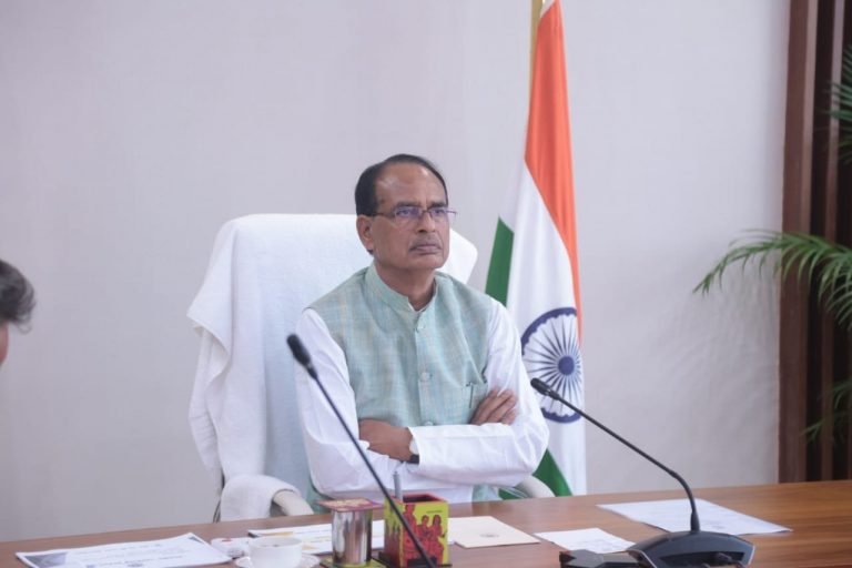 नेहरू, इंदिरा गांधी का नाम बताया, आजाद, भगत सिंह, वीर सावरकर को भुला दिया : शिवराज