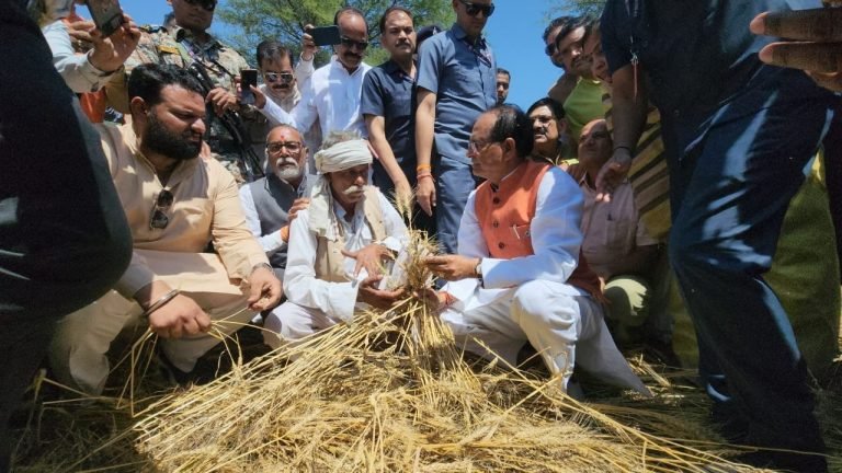 खेतों में शिवराज, बहन को लगाया गले, 32 हजार हेक्टेयर नुकसानी, बेटियों की शादी सरकार कराएगी