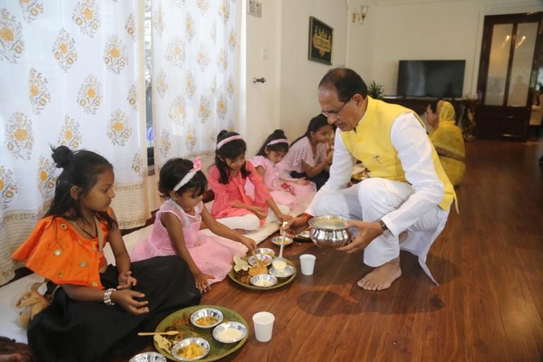 मुख्यमंत्री ने शक्ति स्वरूपा कन्याओं की पूजा की, लिया आशीर्वाद