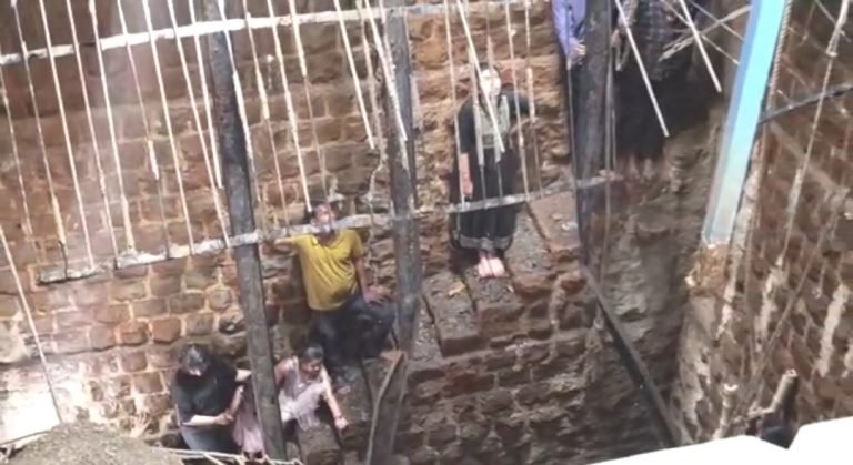 मंदिर में बावड़ी की छत धंसी : हवन कर रहे 25 लोग 40 फीट नीचे गिरे