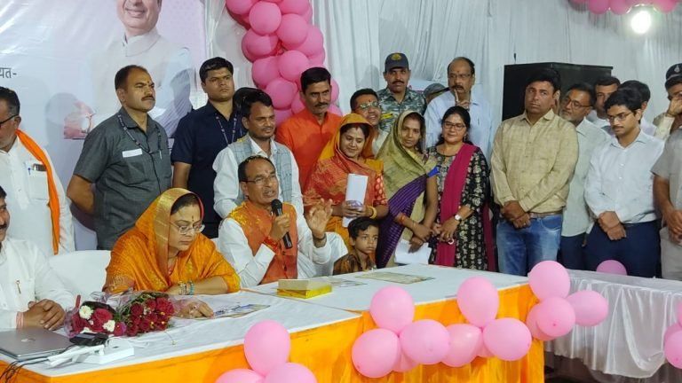 गए थे देवी दर्शन को, भरने लगे बहनों के फॉर्म, शिवराज का यह रूप भी देखिए…