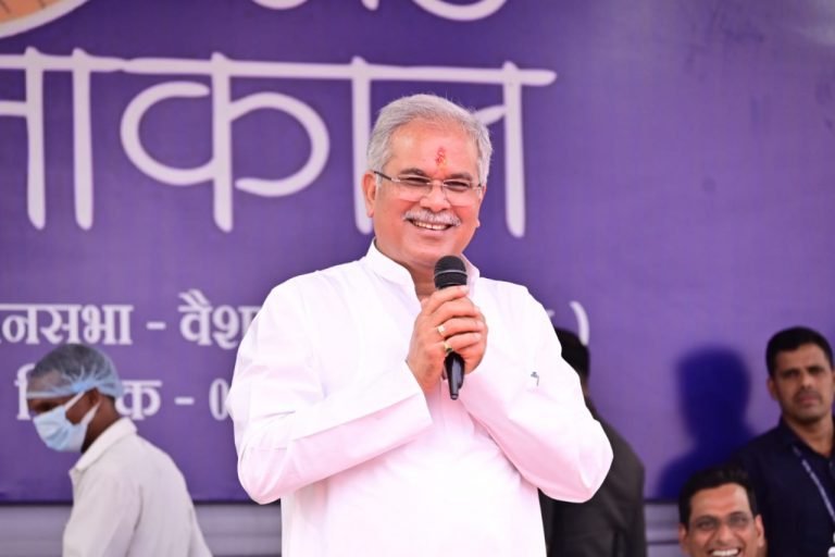 योजनाओं का लाभ सभी को मिल रहा है कि नहीं, यह जानने निकले सीएम भूपेश बघेल