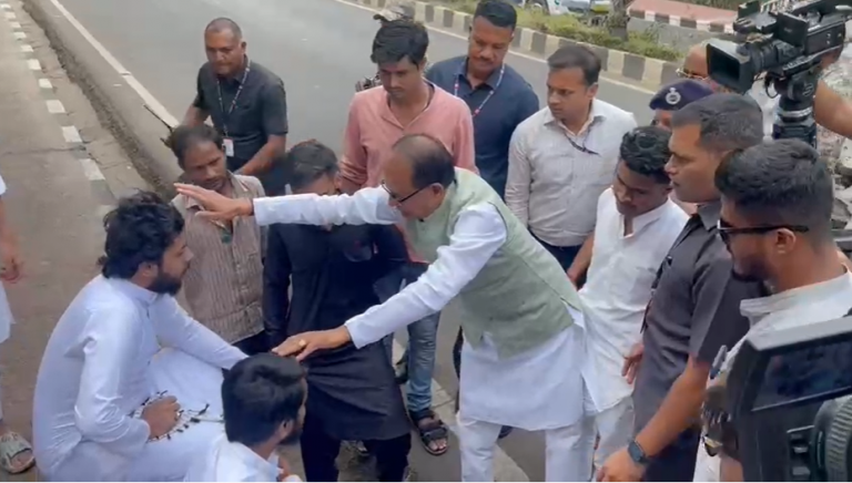 संवदेनशील CM :  शिवराज ने रूकवाया कारकेड, घायलों से पूछा हालचाल