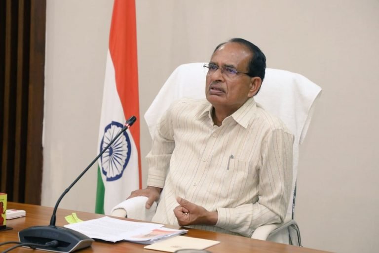 कमल नाथ एक तरफ हनुमान भक्ति दिखाते हैं, दूसरी तरफ रोजा इफ्तार में दंगे की बात करते हैं