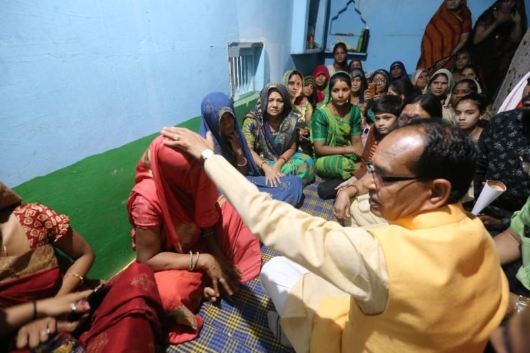 फिर दिखा मुख्यमंत्री का संवेदनशील रूप, धार पहुंचकर मृतक किसानों के परिजनों को बंधाया ढाँढस