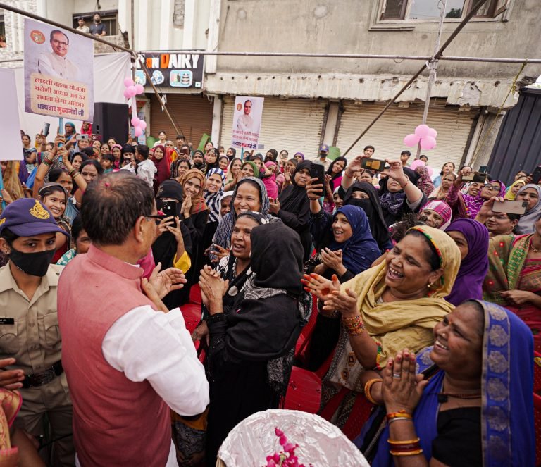 मुस्लिम बहनों ने बरसाया प्यार, CM भाई शिवराज ने लाड़ली सफाईकर्मी बहनों के भरे फॉर्म