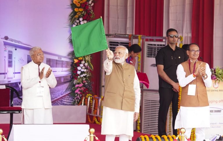 विकास के पथ पर अग्रसर है मध्य प्रदेश, यह ट्रेन भी उसी की मिसाल है : नरेंद्र मोदी