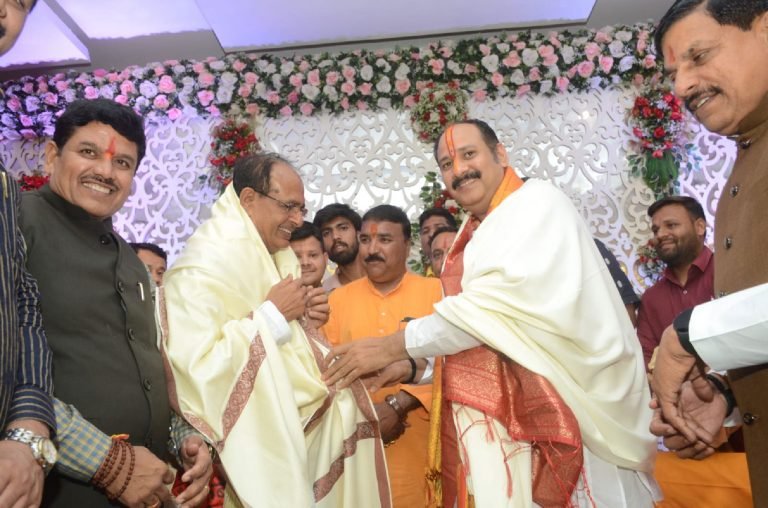 कथावाचक पंडित प्रदीप मिश्रा से सीएम शिवराज ने कि भेंट