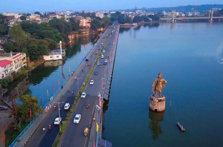 गजब के हैं ये सूरमा भोपाली, करते हैं अजब-गजब हरकतें