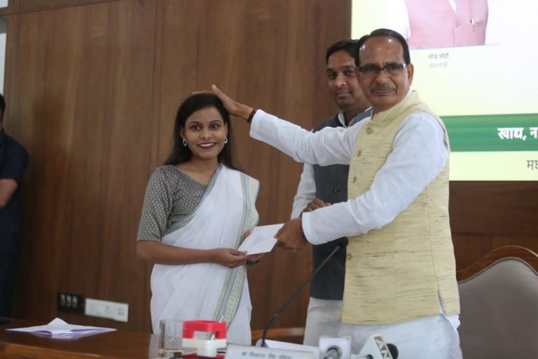 CM Shivraj ने चयनित युवाओं को सौंपा नियुक्ति पत्र
