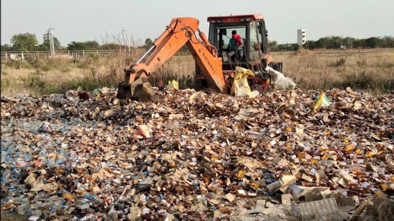 Janjgir News : 10753 लीटर देसी-विदेशी शराब पर चला बुलडोजर,आबकारी अधिनियम के तहत किया गया नष्ट