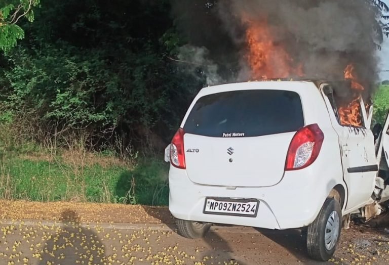 चलती कार का फटा टायर, पेड़ से टकराकर आग का गोला बनी, जिला जले