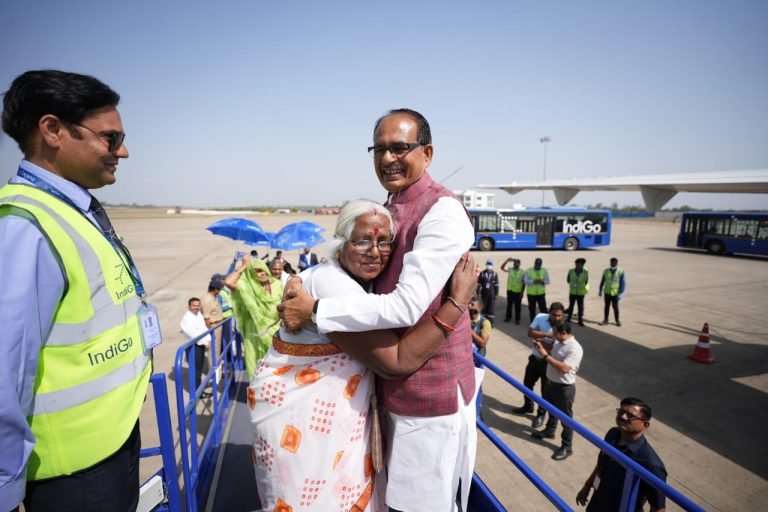 देश की पहली विमान तीर्थ-दर्शन शुरू, अब दादा-दादी साथ में करेंगे यात्रा