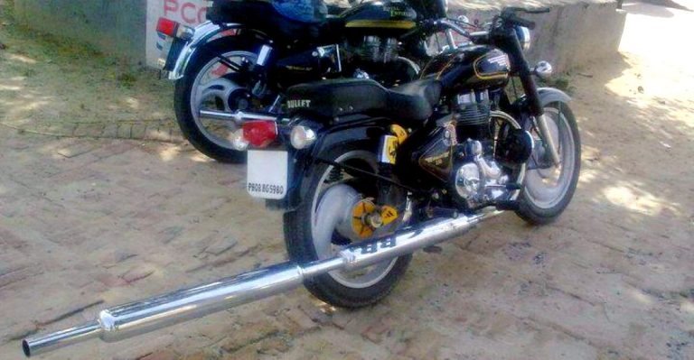 मंडला में पुलिस ने साइलेंसर पर चलाया रोड रोलर