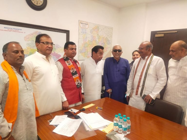 भाजपा को डबल झटका, पूर्व विधायक राधेलाल बघेल भी कांग्रेस के कुनबे में आए