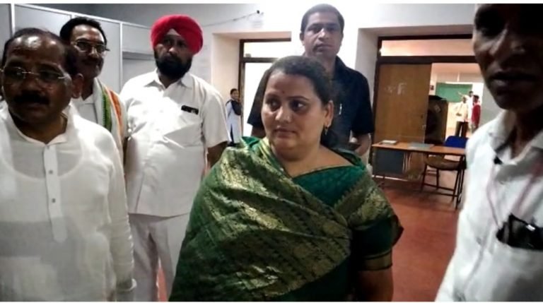 बहनोई का वाहन छुड़ाने आईं कांग्रेस विधायक, चालान जमा करने सौंपी सोने की चैन