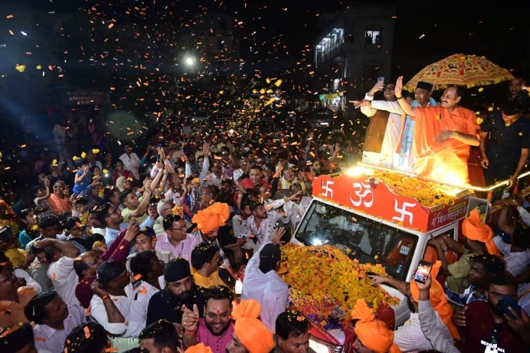 पंडित प्रदीप मिश्रा की कथा हुई शुरू, लाखों लोग सुन रहे कथा