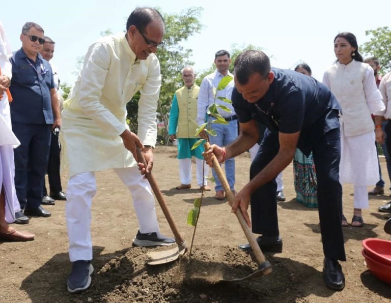 एक बार फिर दिखी सीएम की सादगी, मुख्यमंत्री शिवराज ने अपने ड्राइवर के साथ लगाया पौधा