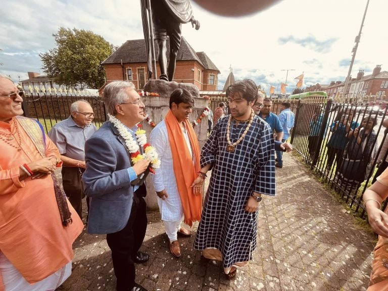 200 साल तक जिस ब्रिटेन ने भारत पर राज किया, वहां सनातन का डंका बजा रहे धीरेंद्र शास्त्री